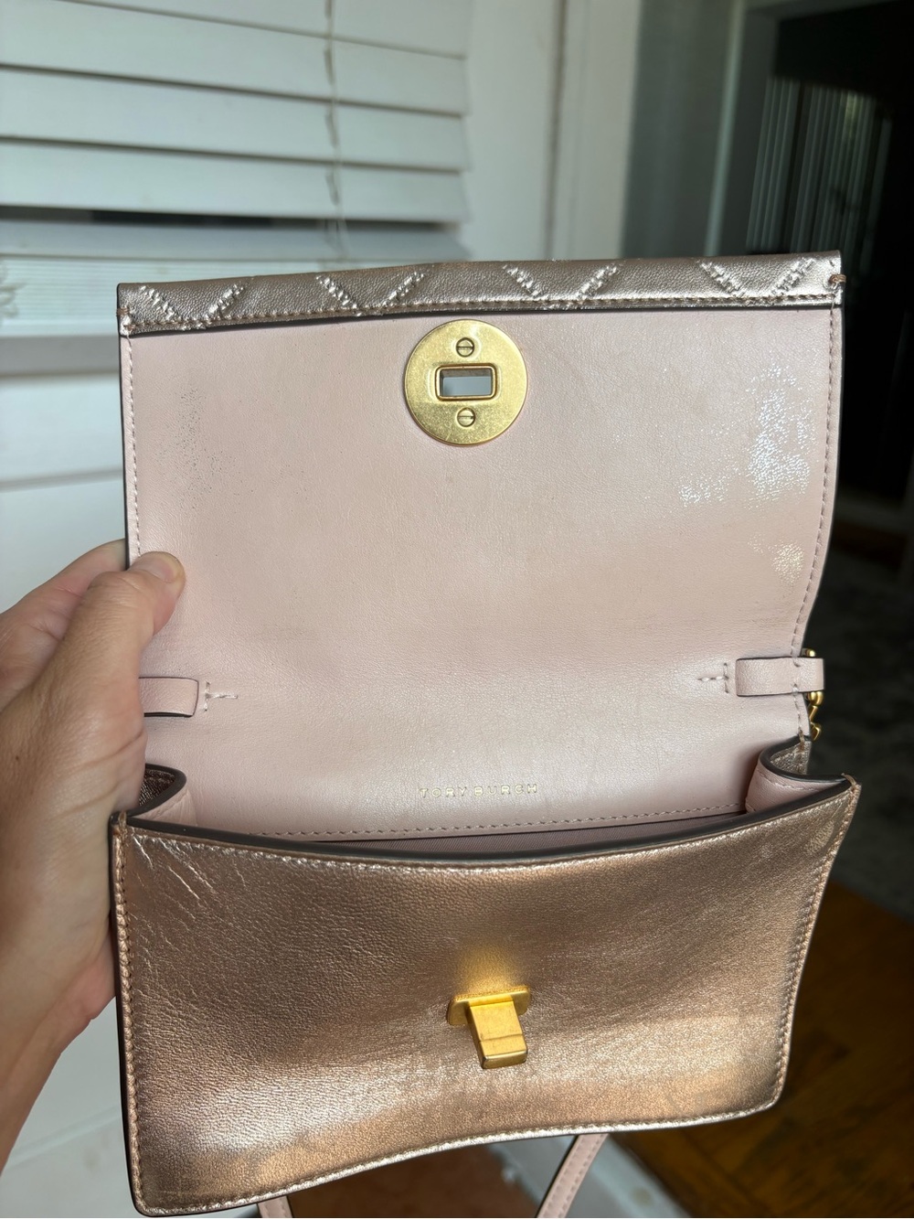 Tory Burch small Metallic Rose gold Crossbody bag with Gold-Tone Logo - used - Picture 5 of 7